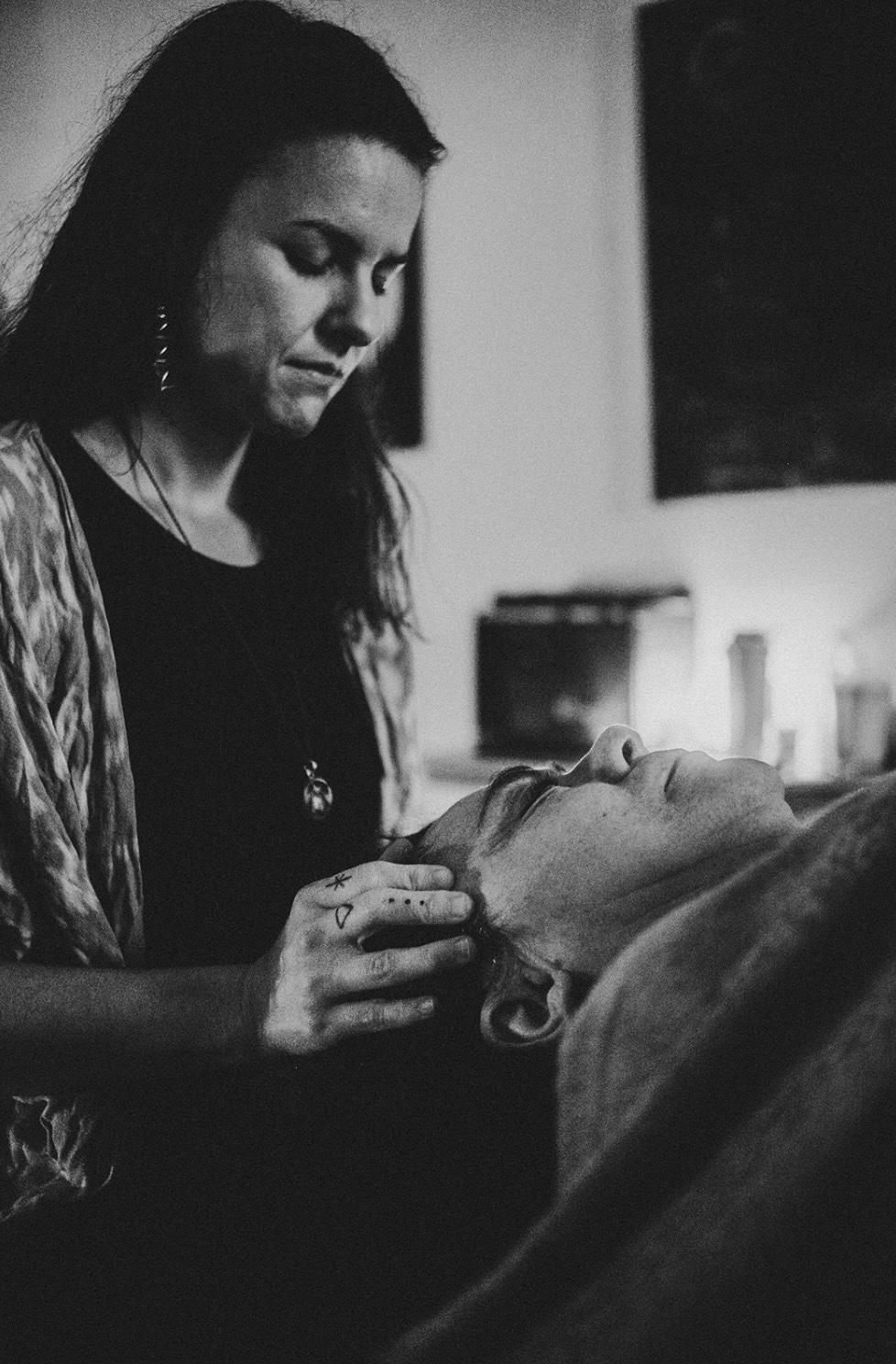 Hands resting on the head at the table